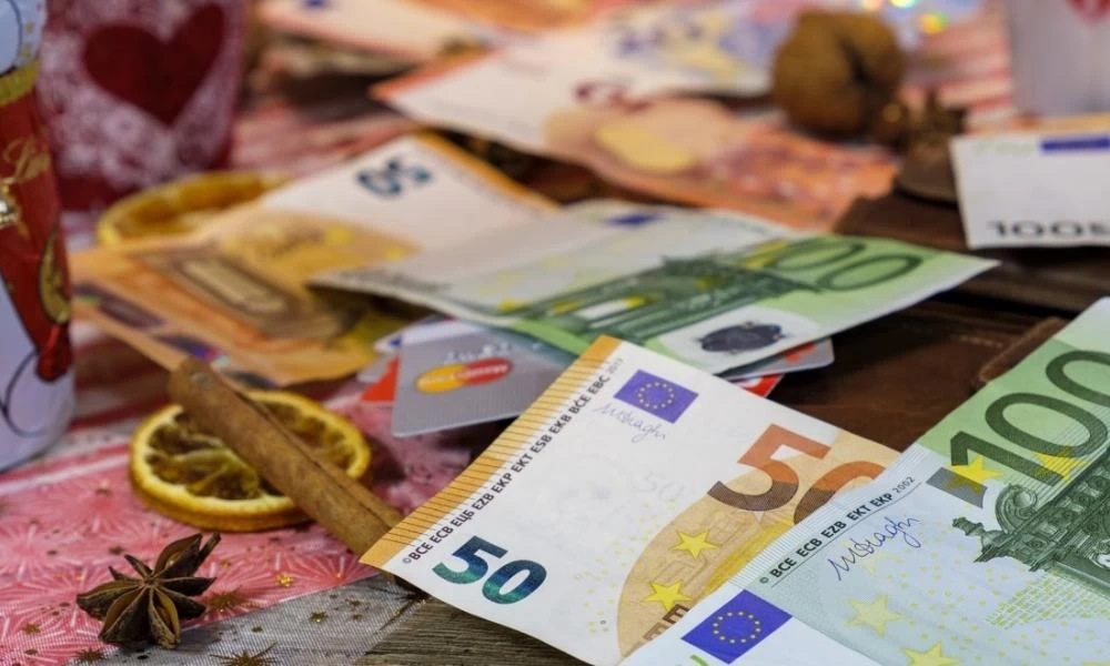 Δώρο Χριστουγέννων: Νωρίτερα η καταβολή του από τον ΟΑΕΔ